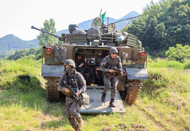육군 제11기동사단이 지난 28일부터 30일까지 동원훈련을 시행한 가운데 결전여단 현역·예비군 장병들이 전술집결지 점령을 위해 K-21 장갑차에서 하차하고 있다. 사단은 지난 3월 동원훈련 시범식 교육과 이번 훈련을 통해 확립된 '기계화부대 동원훈련 모델'을 매년 동원훈련에 적용·발전시키겠다고 밝혔다. / 뉴스1