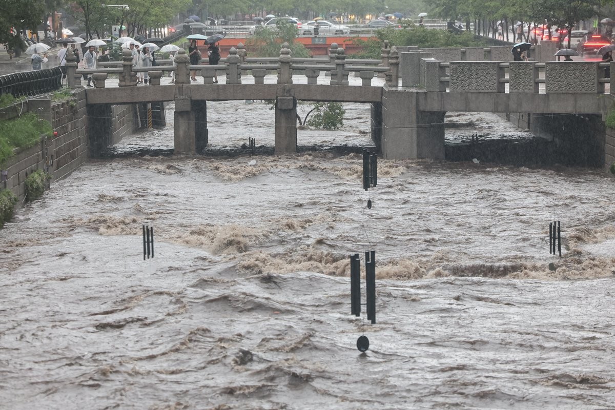 물에 잠긴 청계천 / 뉴스1