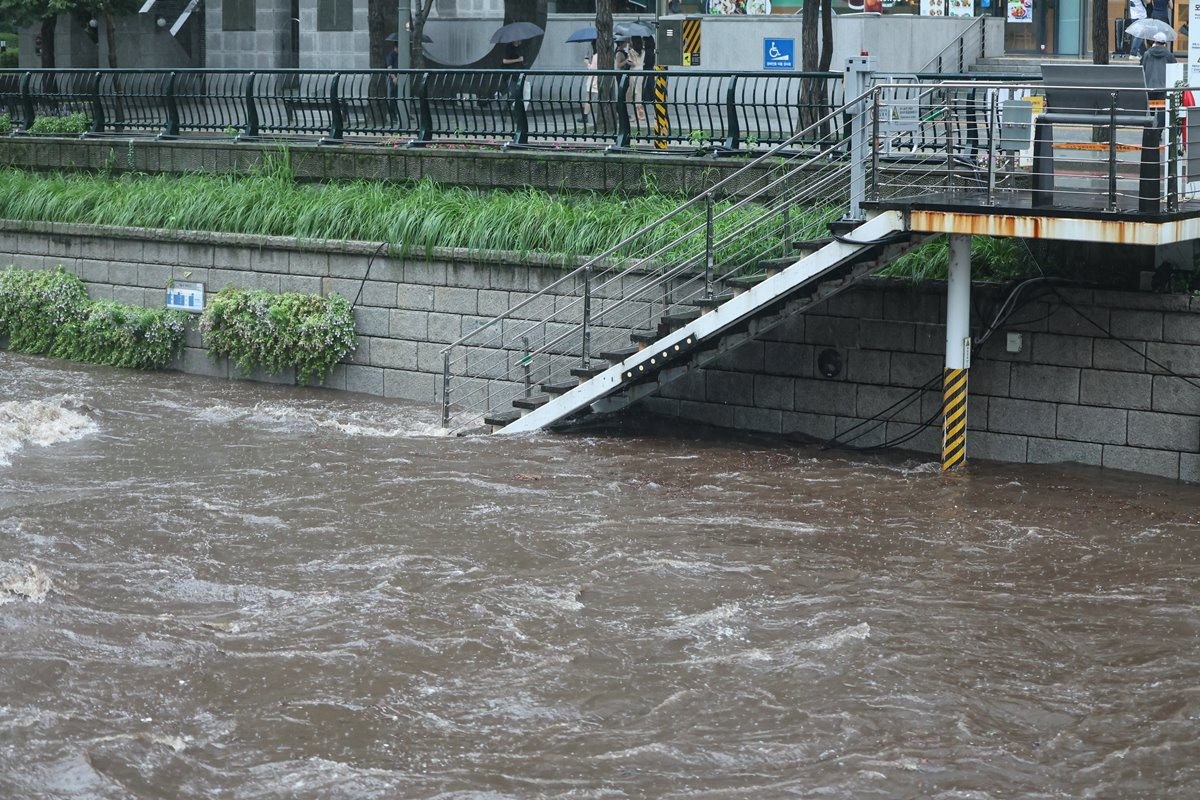 폭우로 물이 불어난 청계천 / 뉴스1
