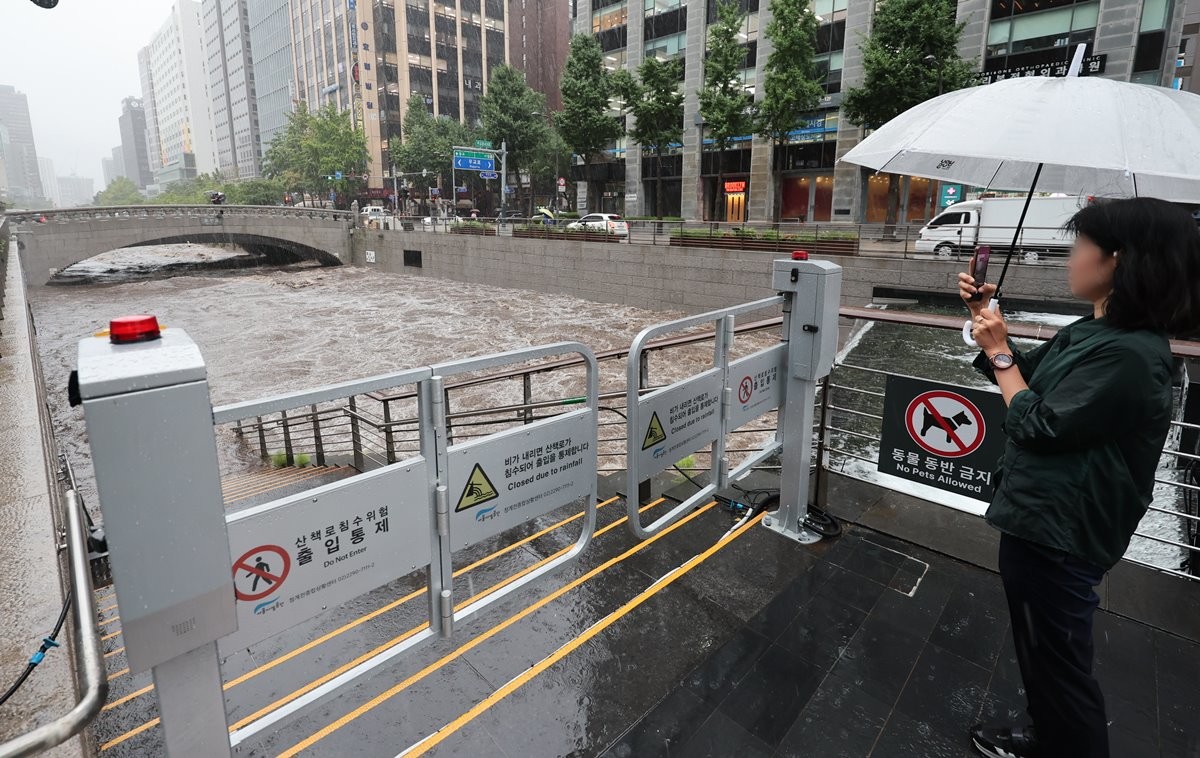 서울 호우경보 발효로 통제 중인 서울 청계천 / 뉴스1
