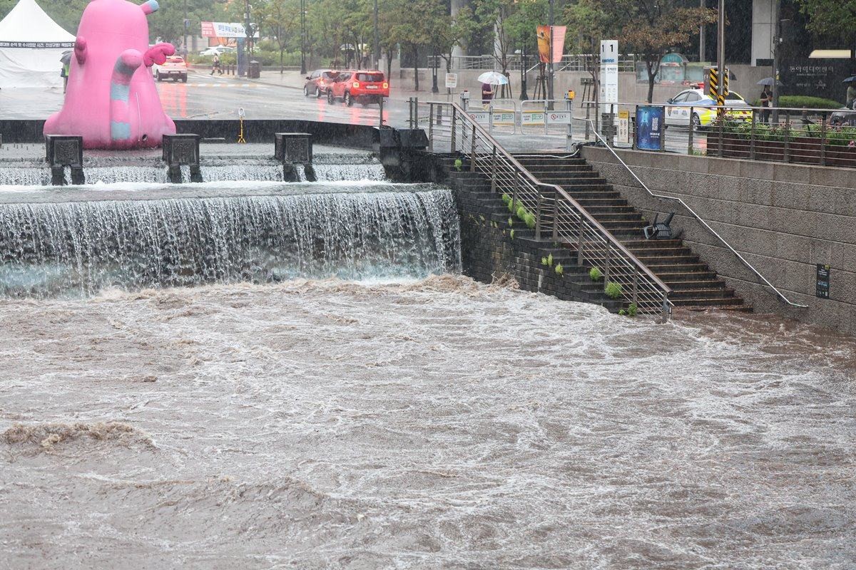 호우로 통제 중인 청계천 / 뉴스1