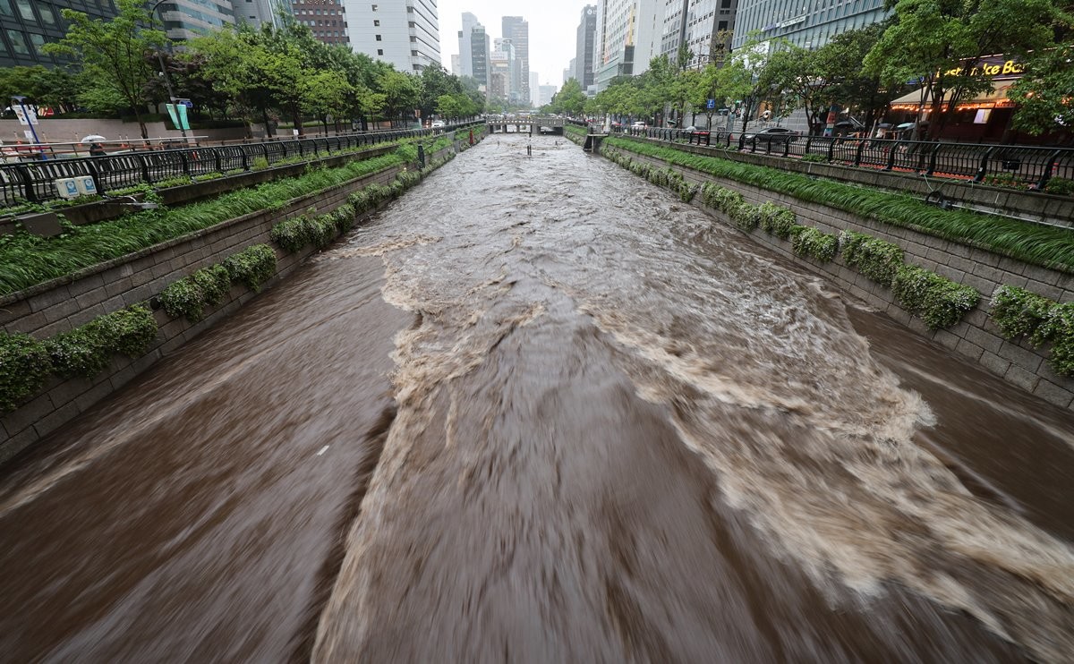 쏟아진 비로 물에 잠긴 청계천 / 뉴스1