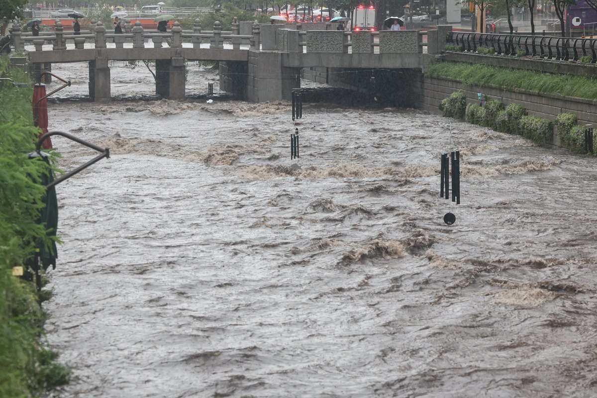 물에 잠긴 청계천 산책로 / 뉴스1