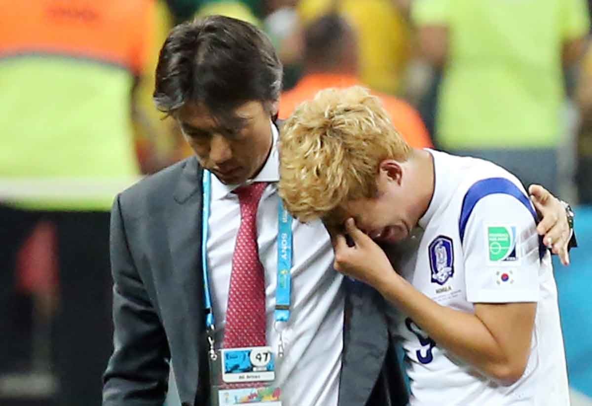 브라질 상파울루 코린치앙스 경기장에서 열린 2014 브라질 월드컵 조별리그 H조 3차전 한국과 벨기에 경기. 홍명보 감독이 경기 종료 뒤 눈물을 흘리는 손흥민을 위로하고 있다. / 연합뉴스