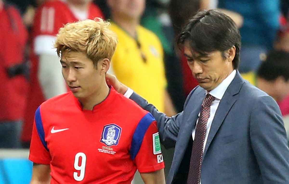 홍명보 축구대표팀 감독이 브라질 포르투알레그리 베이라히우 주경기장에서 열린 2014 브라질 월드컵 2차전 알제리와의 경기에서 2-4로 패한 뒤 아쉬워하는 손흥민을 격려하고 있다. / 연합뉴스