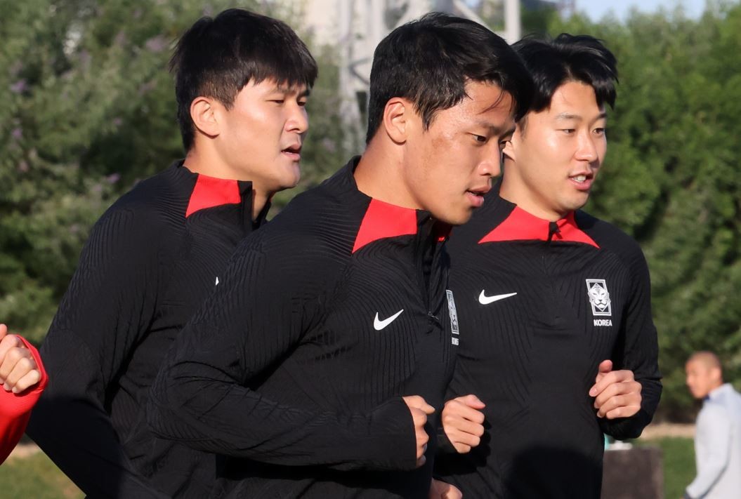 2023 아시아축구연맹(AFC) 카타르 아시안컵 요르단과의 4강전을 앞뒀을 당시 대한민국 축구대표팀 김민재, 황희찬(가운데), 손흥민이 카타르 도하 알 에글라 트레이닝 센터에서 훈련을 하고 있다./뉴스1