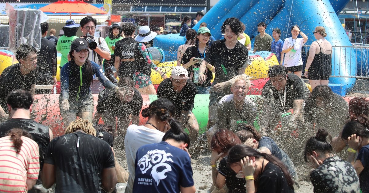충남 보령 머드광장에서 관광객들이 머드를 체험하며 즐거운 시간을 보내고 있다. (기사 이해를 돕기 위한 사진) / 뉴스1