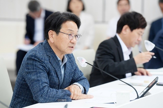 강기정 광주광역시장이 19일 오전 시청 중회의실에서 열린 확대간부회의를 주재하고 있다. /광주광역시 제공