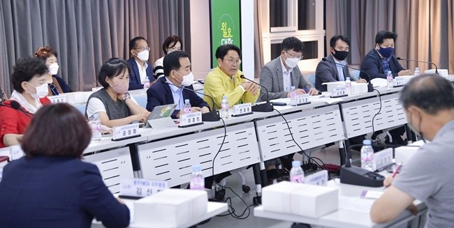 강기정 광주광역시장이 지난 2022년 9월5일 오후 동구 전일빌딩245 4층 중회의실에서 ‘제1회 월요대화’에 참석해 광주시민단체협의회 대표들과 상생협력 방안 등을 논의하고 있다. /광주광역시 제공