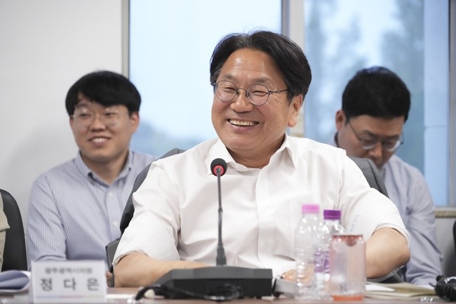출처강기정 광주광역시장이 지난 4월 29일 오후 북구 전남대 용봉관 5·18연구소에서 열린 월요대화에 참석해 ‘지금 광주의 청년에게 5·18이란?’을 주제로 대화를 나누고 있다./광주광역시 제공