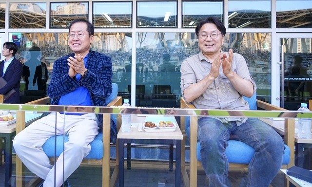강기정 광주광역시장이 지난 21일 오후 대구광역시 DGB대구은행파크를 방문해 홍준표 대구시장과 광주FC-대구FC의 경기를 관람하고 있다./광주광역시 제공