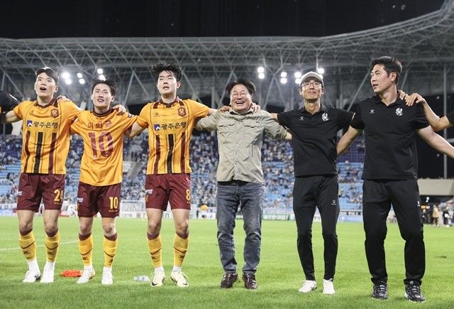 강기정 광주광역시장이 지난 21일 오후 대구광역시 DGB대구은행파크에서 열린 광주FC-대구FC의 경기에 참석해 1:0으로 승리한 광주FC 선수단과 세리머니를 하고 있다./광주광역시 제공