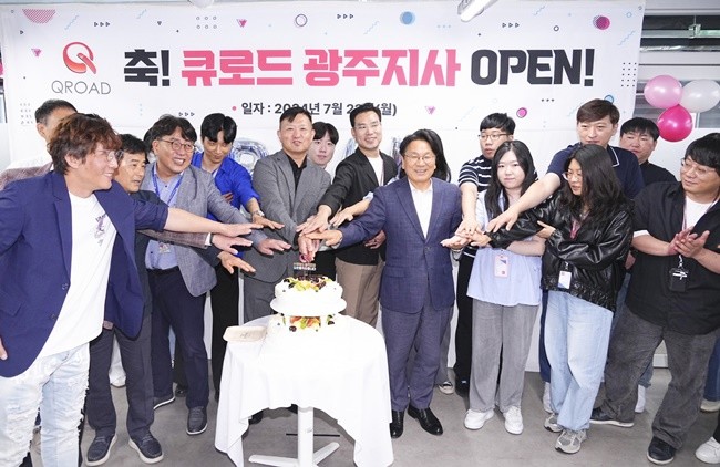 강기정 광주광역시장이 22일 오후 동구 전일빌딩245에서 열린 길호웅 ㈜큐로드 대표, 이경주 광주정보문화산업진흥원 원장 등과 큐로드 광주지사 개소식에 참석해 케이크를 자르고 있다./광주광역시 제공