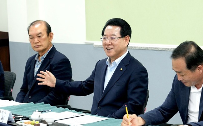 김영록 전라남도지사가 22일 운수 종사자와 전남도민의 교통안전교육 연수기관인 전남교통연수원을 방문, 현황을 청취하고 관계자를 격려하고 있다.