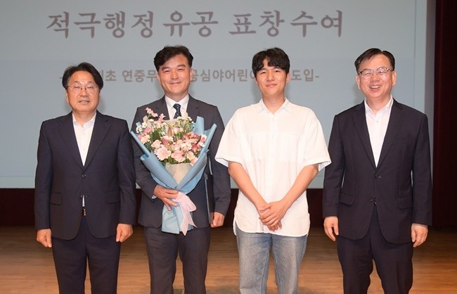 강기정 광주광역시장이 22일 오전 시청 대회의실에서 열린 정례조회에 참석해 장명화 공공보건의료과 의약관리팀장에게 ‘전국 최초 연중무휴 공공심야어린이병원 운영’ 적극행정으로 훈장을 전수한 후 기념촬영을 하고 있다. /광주광역시 제공