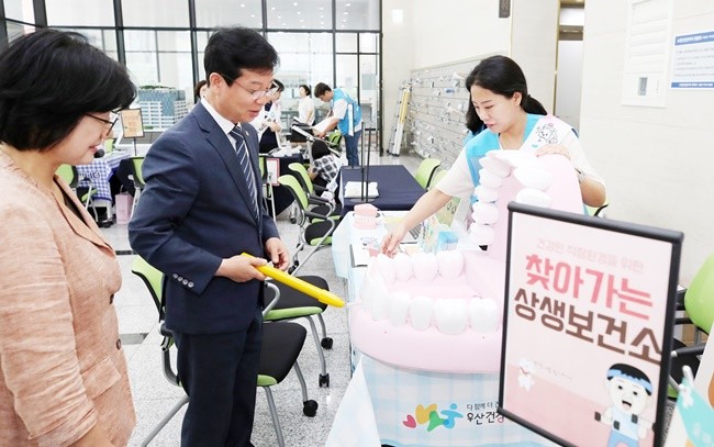 박병규 광산구청장이 22일 하남지식산업센터에서 열린 찾아가는 상생보건소 현장을 살피고 있다.