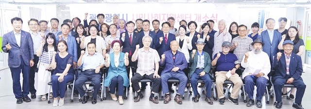 강기정 광주광역시장이 23일 오후 동구 전일빌딩245에서 열린 '광주시민사회지원센터 개소식'에 참석해 신수정 광주시의회 의장, 정영일 광주NGO시민재단 이사장 등 내빈들과 기념촬영을 하고 있다./광주광역시 제공