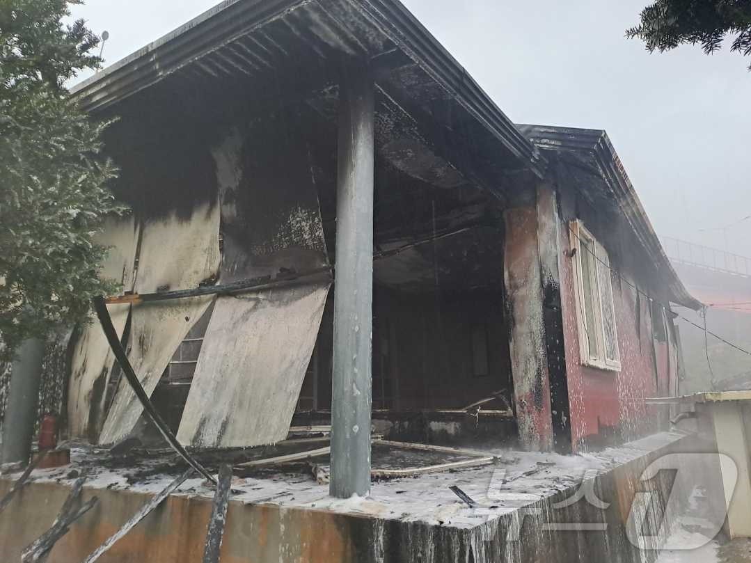 강원 춘천시 남산면의 한 민박 건물 화재 현장. / 뉴스1(강원도소방본부 제공)