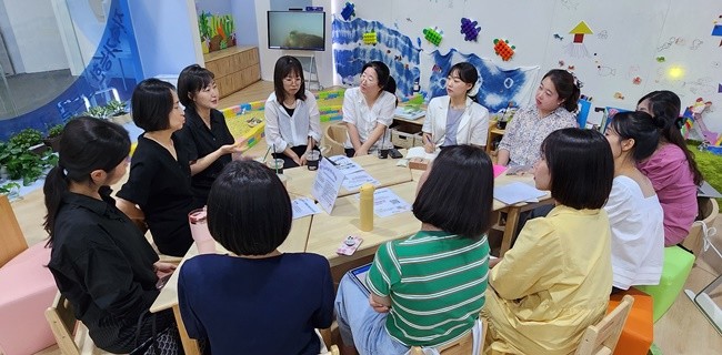 전남 미래형유치원 교원들이 유치원 미래교육에 대해 협의하고 있다.