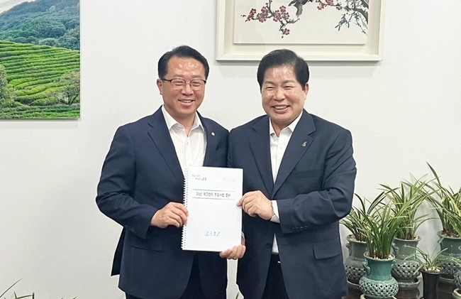 공영민 고흥군수(오른쪽)는 지난 24일 2025년 국비 예산확보를 위해 국회를 방문, 문금주 의원(왼쪽)과 면담한 후 기념사진을 찍고 있다.