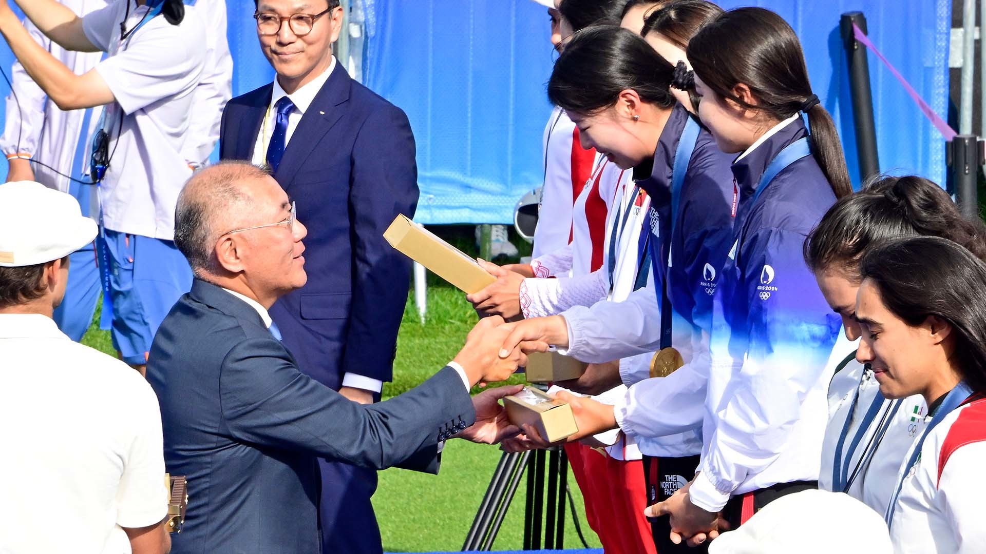 파리올림픽 여자 양궁 단체전 선수들에게 시상중인 정의선 현대차그룹 회장. / 대한양궁협회