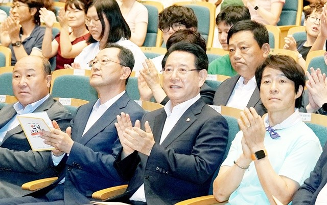 김영록 전라남도지사가 29일 오후 해남문화예술회관 대공연장에서 열린 ‘제13회 최수종과 함께하는 전남 연기캠프’ 입소식에서 최수종 위원장 등 참석자들과 캠프 개회를 축하하는 박수를 치고 있다.