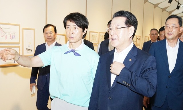 김영록 전라남도지사가 29일 오후 해남문화예술회관 대공연장에서 열린 ‘제13회 최수종과 함께하는 전남 연기캠프’ 입소식에 앞서 최수종 위원장과 이야기를 나누고 있다.