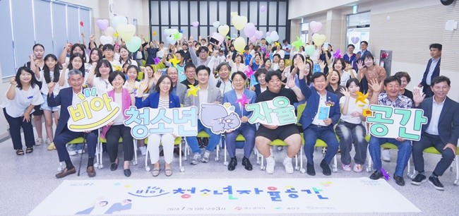 강기정 광주광역시장이 29일 오후 광산구 '비아 청소년자율공간'을 방문해 박병규 광산구청장, 청소년 등과 기념촬영을 하고 있다./광주광역시 제공