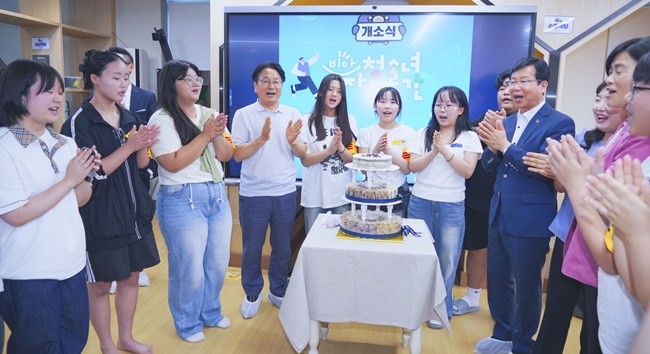 강기정 광주광역시장이 29일 오후 광산구 '비아 청소년자율공간'을 방문해 박병규 광산구청장, 청소년 등과 자축하고 있다./광주광역시 제공