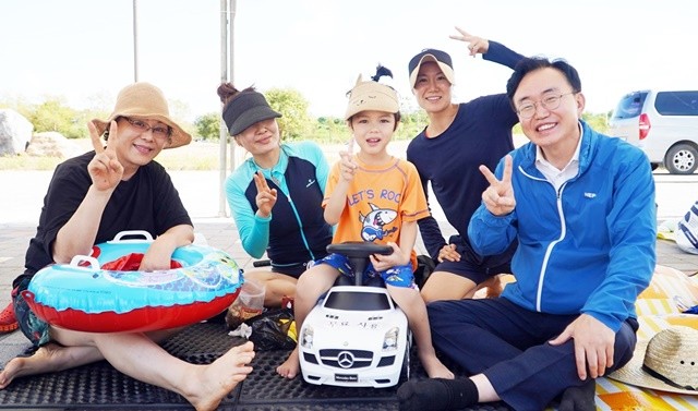 윤병태 나주시장이 25일 개장한 영산강 정원 물놀이장 현장을 점검하고 어린이들과 사진을 찍고 있다. (사진제공-나주시)