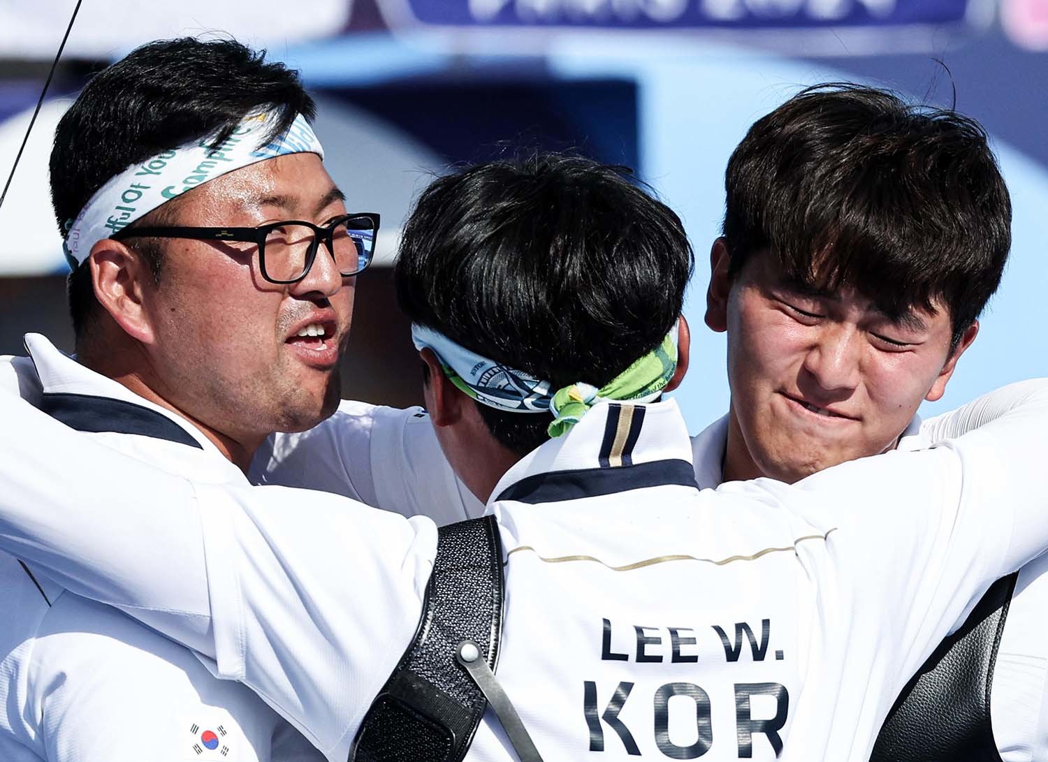 대한민국 양궁대표팀 김우진, 김제덕, 이우석이 30일 프랑스 파리 앵발리드에서 열린 2024 파리올림픽 양궁 남자 단체전 결승 프랑스와의 경기에서 금메달을 확정지은 후 기뻐하고 있다. / 뉴스1