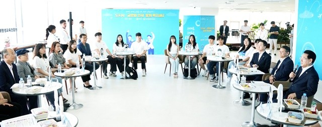 김영록 전라남도지사가 30일 도청 장보고전망대에서 열린 도지사-글로벌 인재 ‘응원 톡(Talk)’에 참석해 2024년 전라남도 글로벌 인재로 선정된 해외유학생과 가족, 대학생 20여 명과 격의 없는 소통의 시간을 가지고 있다.