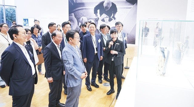 강기정 광주광역시장이 30일 오후 동구 국립아시아문화전당(ACC)에서 열린 '제4차 광주지역 주요 국가·공공기관장 소통간담회'에 참석해 기관장들과 '피카소 도예' 전시를 관람하고 있다./광주광역시 제공