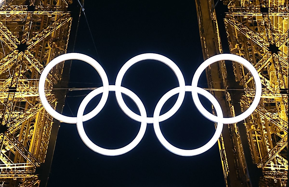 2024 파리올림픽 개막을 하루 앞둔 지난 25일 프랑스 파리 에펠탑에 설치된 오륜기가 밝게 빛나고 있다. / 뉴스1