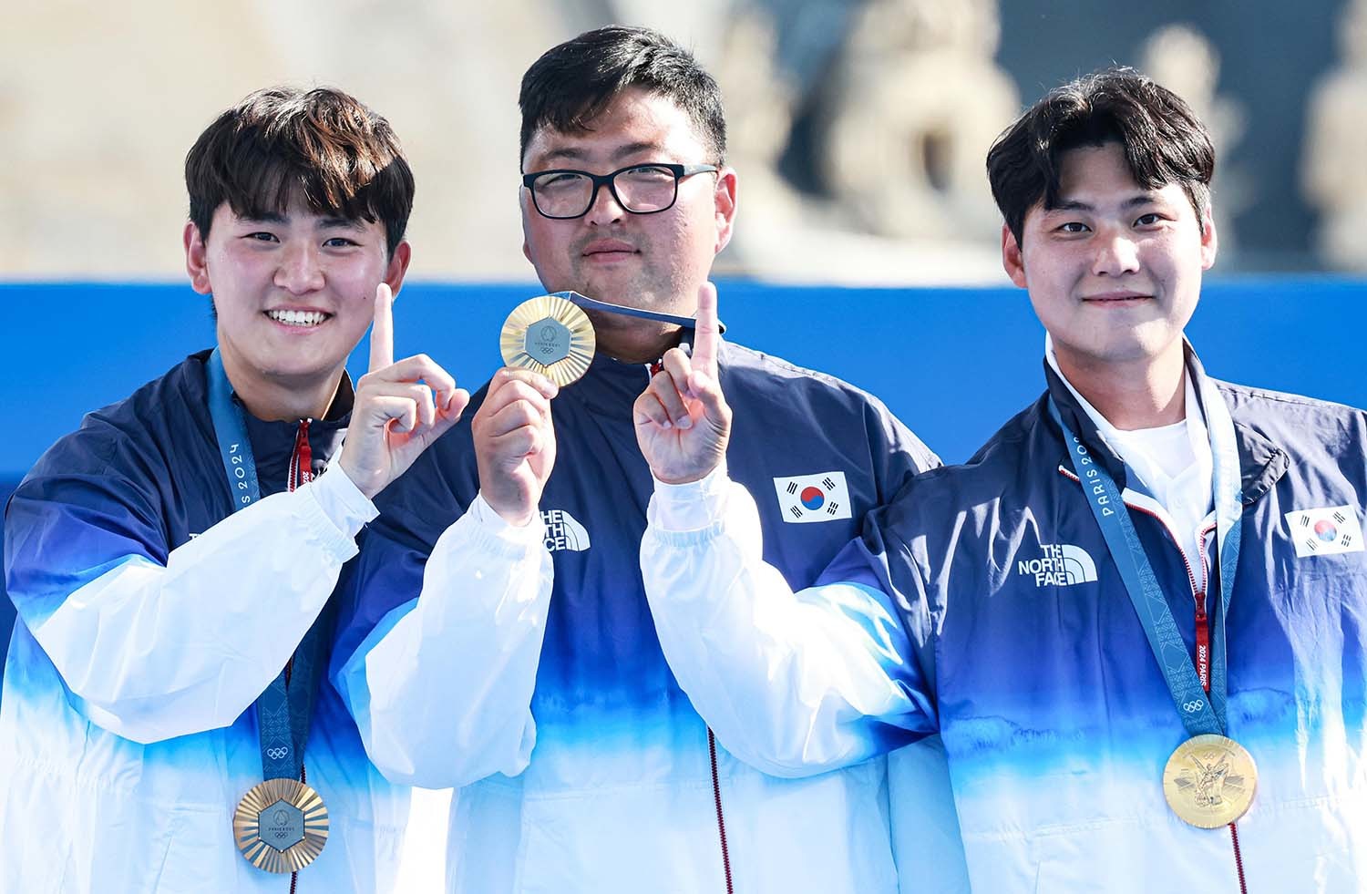대한민국 양궁대표팀 김우진, 김제덕, 이우석이 30일 프랑스 파리 앵발리드에서 열린 2024 파리올림픽 양궁 남자 단체전 결승 시상식에서 메달과 손가락을 이용해 대한민국의 101번째 금메달을 표현하고 있다. / 뉴스1