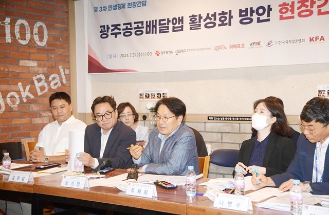 강기정 광주광역시장이 31일 오전 광산구 신창동 백족발을 방문하여 티몬‧위메프 사태 긴급 점검 및 배민 중개수수료 인상과 관련 한 우리 시 공공배달앱 활성화 방안을 논의하고 있다. /광주광역시 제공