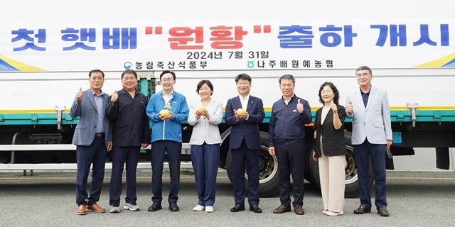 윤병태 나주시장(왼쪽에서 세 번째)이 송미령 농림축산식품부 장관(왼쪽에서 네 번째)과 함께 나주배원예농협을 찾아 햇배 ‘원황’ 출하 과정을 점검했다. (사진제공-나주시)