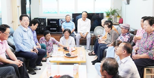 김영록 전라남도지사가 31일 오후 무더위 쉼터로 지정된 영광군 염산면 운송정경로당을 방문해 폭염에 따른 피해가 발생하지 않도록 총력 대응해줄 것을 당부하며, 경로당을 이용하는 어르신의 안부를 직접 살피고 애로사항을 청취하고 있다.   / 전남도