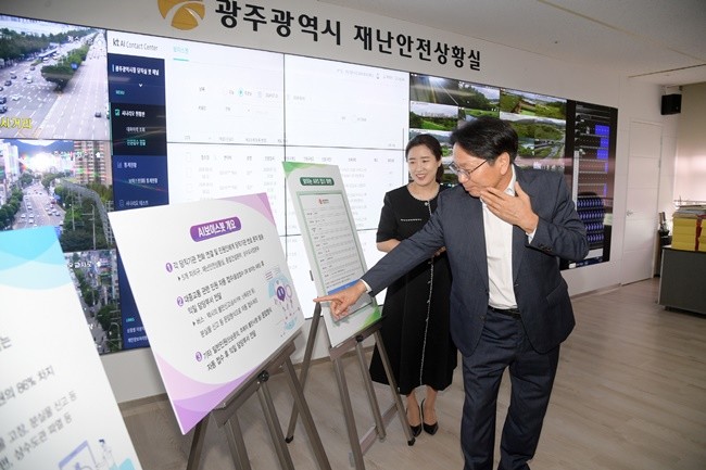 강기정 광주광역시장이 1일 오전 시청 재난안전상황실을 방문해 인공지능(AI)보이스봇 시연 등 통합당직 준비사항을 확인하고 있다. /광주광역시 제공