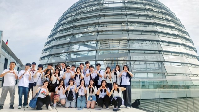 전남 학생들이 독일 연방의회 의사당 앞에서 기념촬영 하고 있다