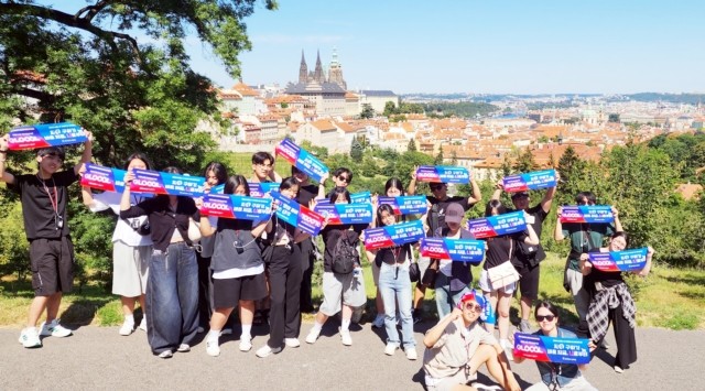 전남 학생들이 체코 프라하 스트라호프 수도원에서 기후행동 실천 프로젝트 ‘지구 구하기 바로 지금, 나로부터’ 현수막을 펼쳐 보이고 있다.