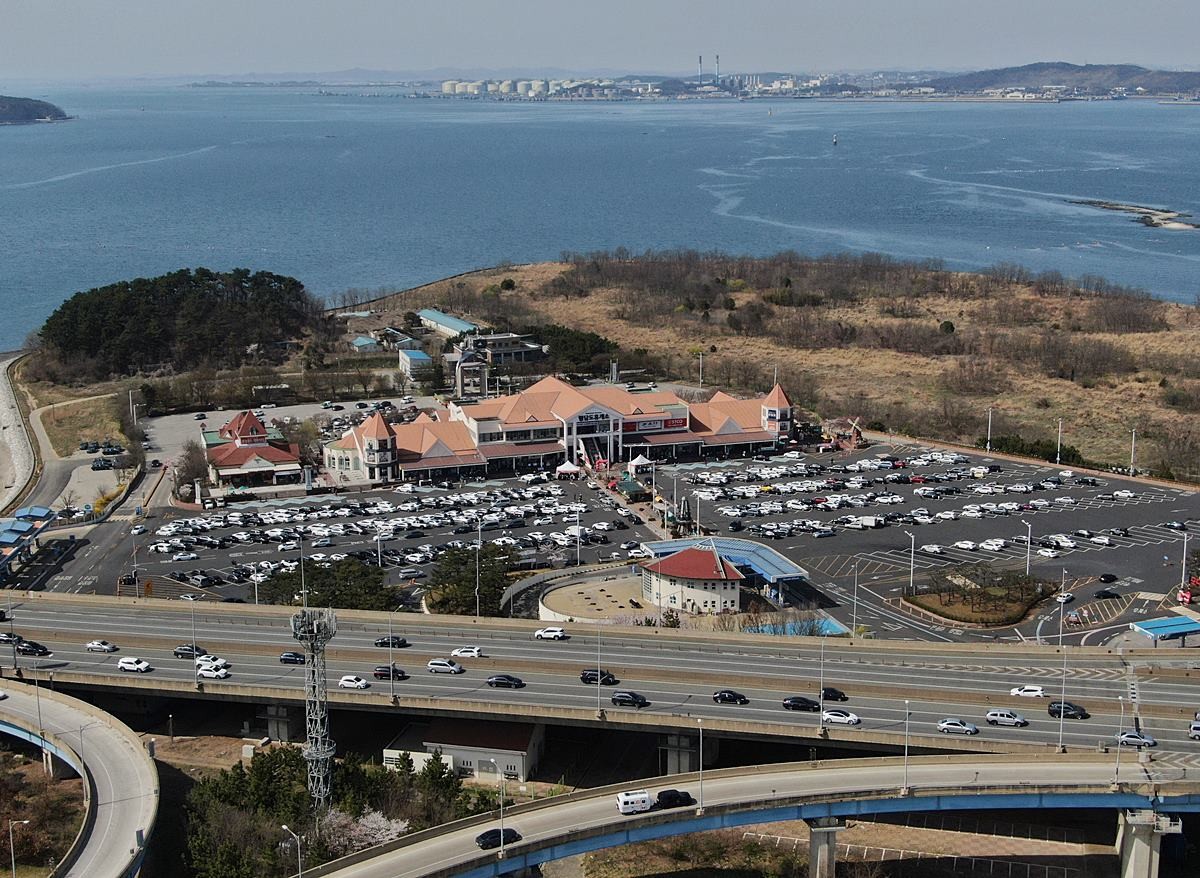 충남 당진시 행담도휴게소 주차장이 고속도로 이용객 차량으로 붐비고 있다. 행담도휴게소가 수요일인 오는 7일 밤부터 휴게소 주차장 하이패스 회차 시스템 구조물 공사로 인해 양방향 진출입이 일시 차단된다. / 뉴스1