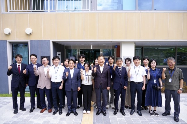 강기정 광주광역시장과 이상민 행정안전부 장관이 1일 오전 서구 화정동 국립국가폭력트라우마치유센터를 방문해 내부시설을 둘러본 뒤 센터 관계자들과 기념촬영을 하고 있다./광주광역시 제공