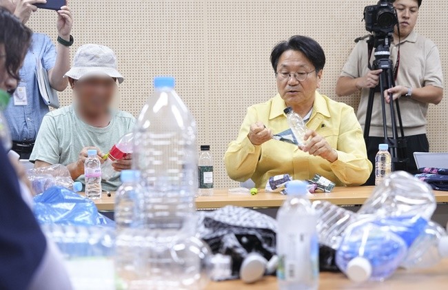 강기정 광주광역시장이 1일 오후 광산구 송정1동행정복지센터를 찾아 송정1동 자원재생활동단 어르신들과 투명페트병 라벨제거 작업을 함께하고 있다./광주광역시 제공