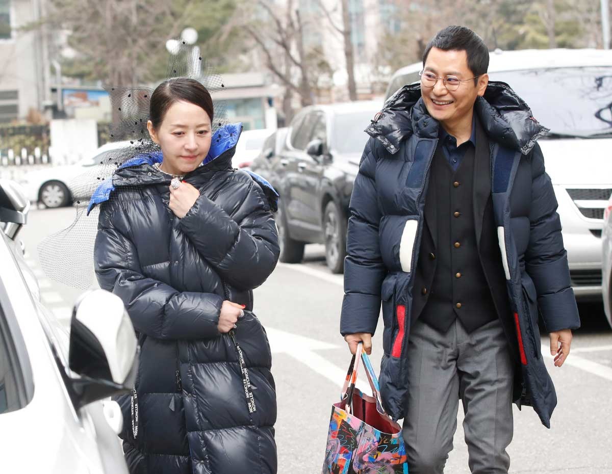 공개 열애중인 방송인 서정희와 건축가 김태현 씨가 ‘불후의 명곡’ 녹화를 위해 지난 3월 11일 서울 영등포구 KBS 신관에 도착해 이동을 하고 있다. / 뉴스1