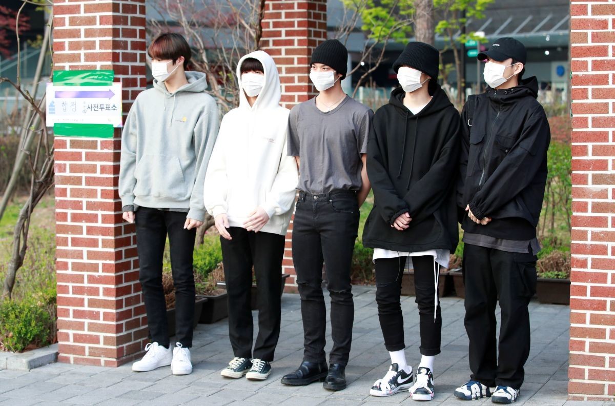 제21대 국회의원선거 사전 투표가 시작된 10일 오전 합정동 주민센터 사전투표소를 찾은 CIX 현석(왼쪽부터), 용희, 배진영, BX, 승훈이 투표 전 포즈를 취하고 있다. / 뉴스1