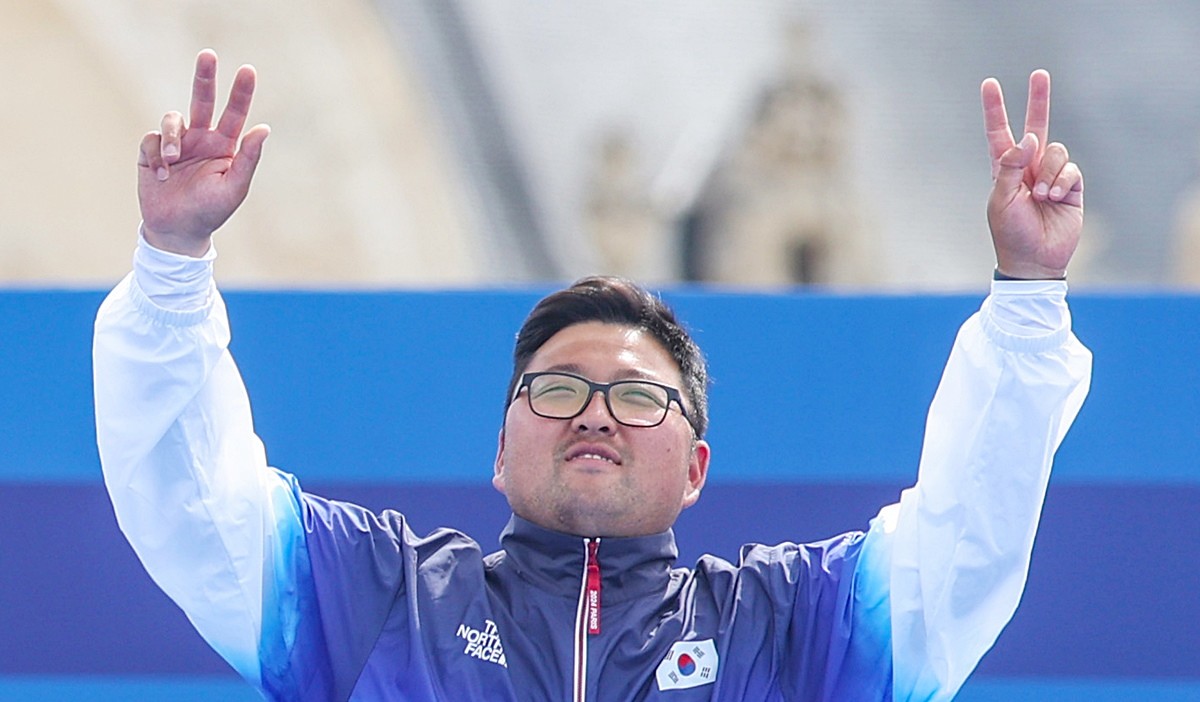 파리올림픽에 출전한 양궁 국가대표 김우진이 기뻐하고 있다. 김우진은 이번 올림픽에서 3관왕의 대기록을 달성했다. / 연합뉴스