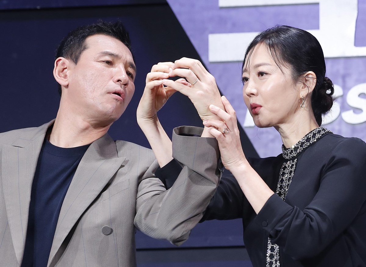 배우 황정민, 염정아가 5일 오전 서울 중구 앰배서더 서울 풀만 호텔에서 진행된 넷플릭스 오리지널 영화 '크로스'(감독 이명훈) 제작발표회에 참석해 포즈를 취하고 있다.  / 뉴스1