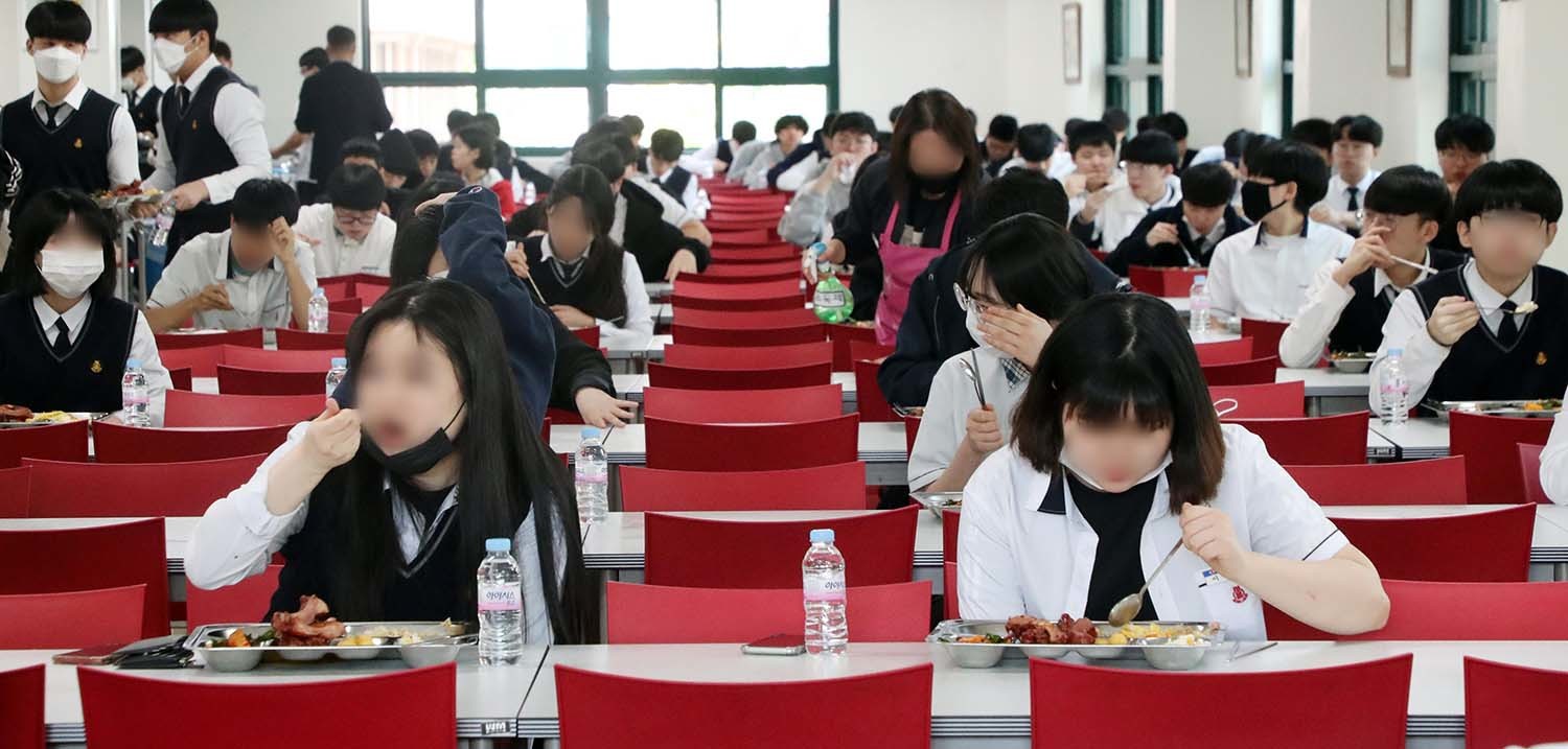 고등학생들 식사 모습. / 뉴스1 자료사진