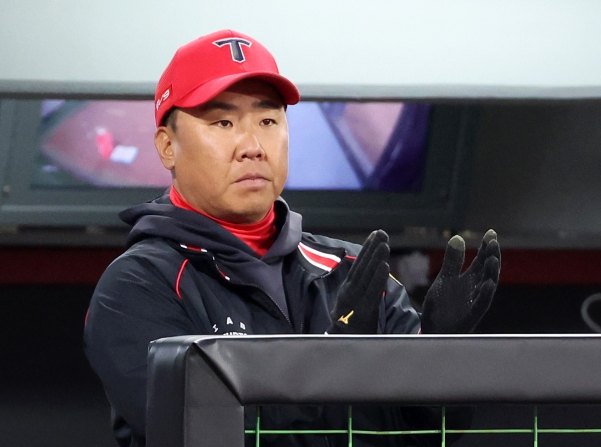 지난 3월 26일 광주기아챔피언스필드에서 열린 프로야구 롯데 자이언츠와 KIA 타이거즈의 경기에서 KIA 이범호 감독이 경기를 지켜보고 있다. / 연합뉴스